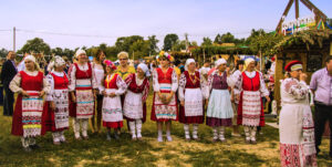 एस्टोनियाई पारंपरिक पोशाक और हाथ से बुने हुए कपड़े