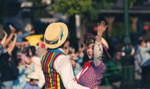 एस्टोनियाई पारंपरिक पोशाक और रंगीन हाथ से बुने हुए कपड़े