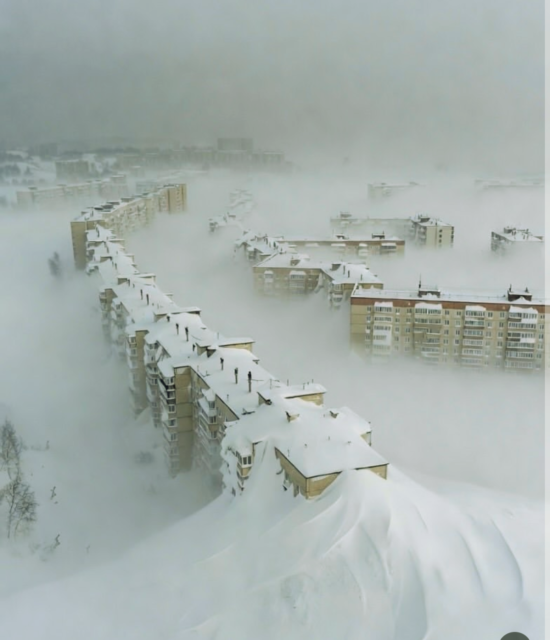 रूस के कामचटका में रिकॉड तोड़ हिमपात की घटना: सड़के, वाहन और इमारतें बर्फ के नीचे दब गए