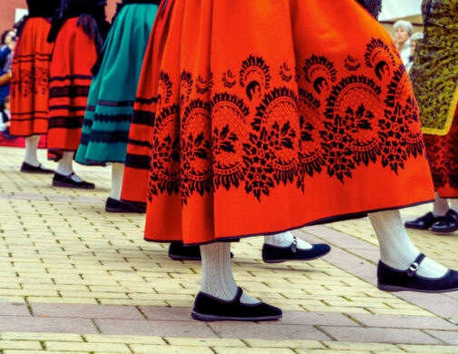 एस्टोनियाई पारंपरिक पोशाक और हाथ से बुने हुए कपड़े